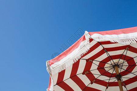 阳伞蓝天背景图片