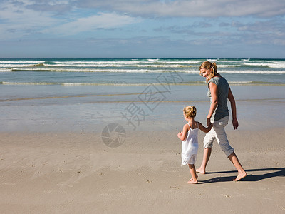 海滩上的母女夏天高清图片素材