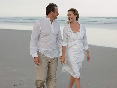 在海滩上散步的夫妇图片