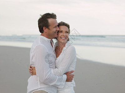 在海边拥抱的一对夫妇中年男子高清图片素材