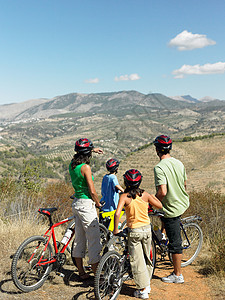 骑自行车看风景的家庭图片
