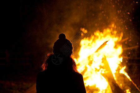 篝火之夜的女人背景图片