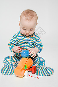 玩玩具鸭的小男孩图片