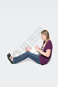 母亲和婴儿坐高清图片素材