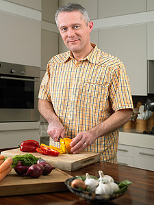 男人在厨房切蔬菜图片