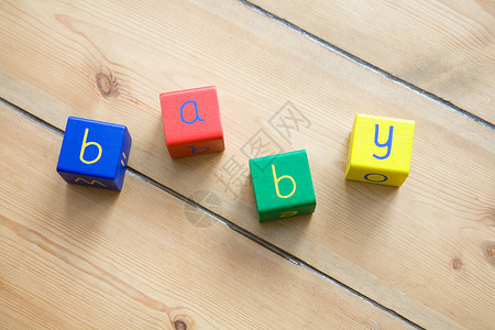 积木拼成的婴儿单词高清图片