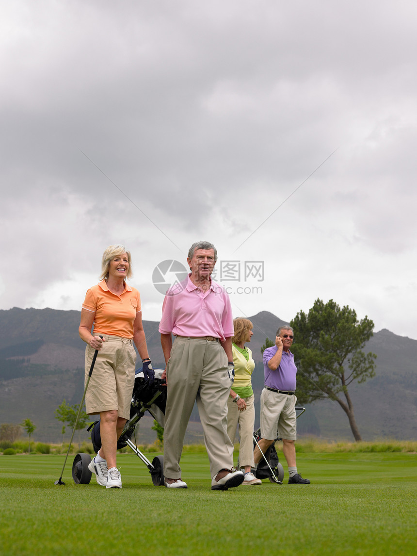 高尔夫球手在球场上行走图片