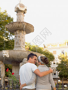 喷泉附近的一对夫妇旅游业高清图片素材