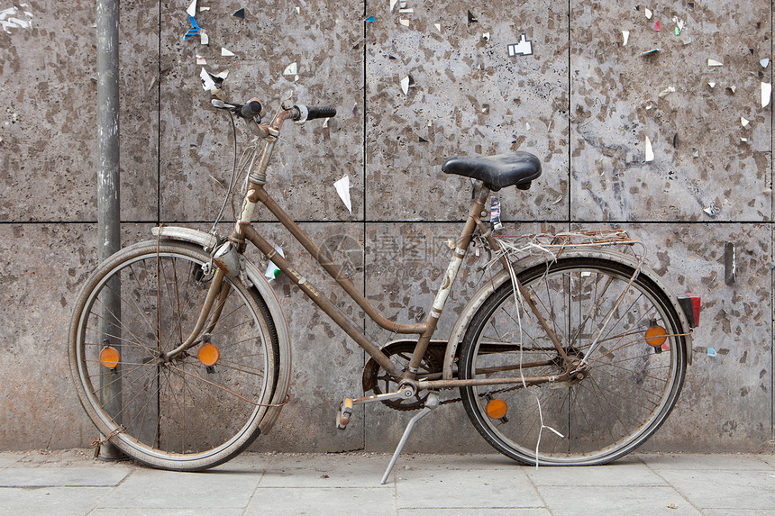 风化墙前的旧自行车图片