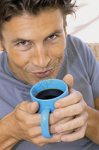 喝咖啡的男人背景图片
