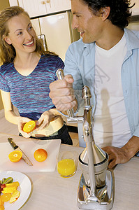 厨房里榨汁的情侣图片