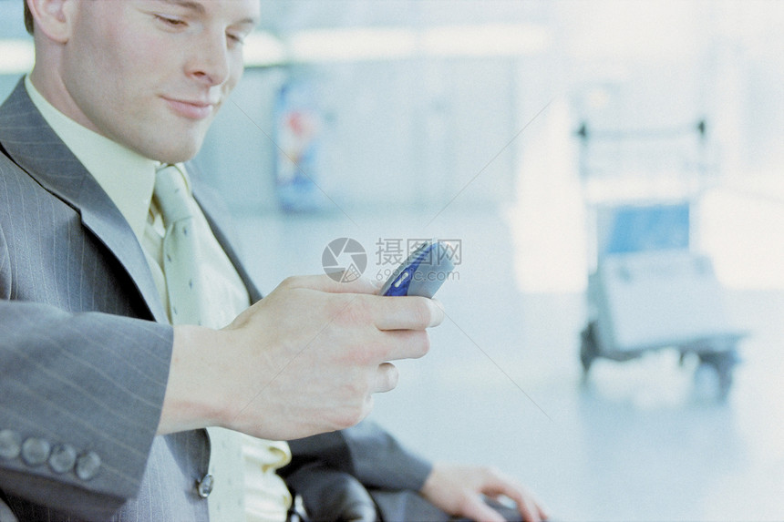 机场有手机的商人图片