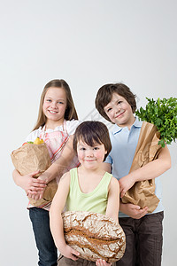 抱着食物的三个孩子图片