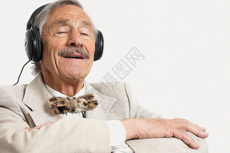 听音乐的老人图片