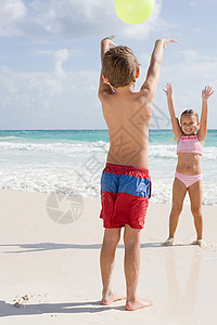 在沙滩玩耍的孩子们图片