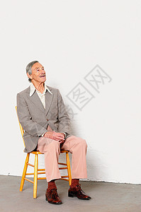 坐在椅子上的老人图片