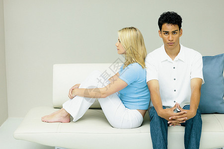 现代沙发上的男人和女人图片