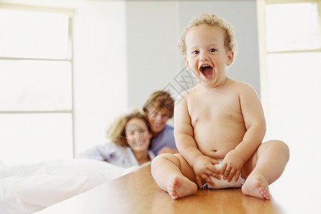 有父母的快乐宝宝两代家庭高清图片素材