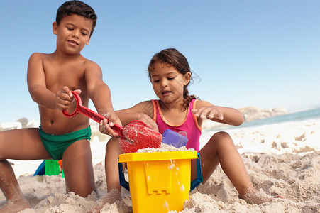 沙滩玩耍的女孩孩子们在海滩上玩耍背景