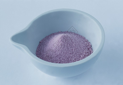 碗里的粉红色浴盐图片