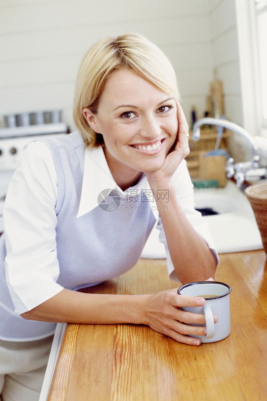 厨房里女人的肖像图片