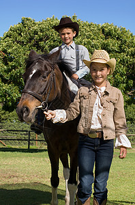 女孩骑马的男孩图片