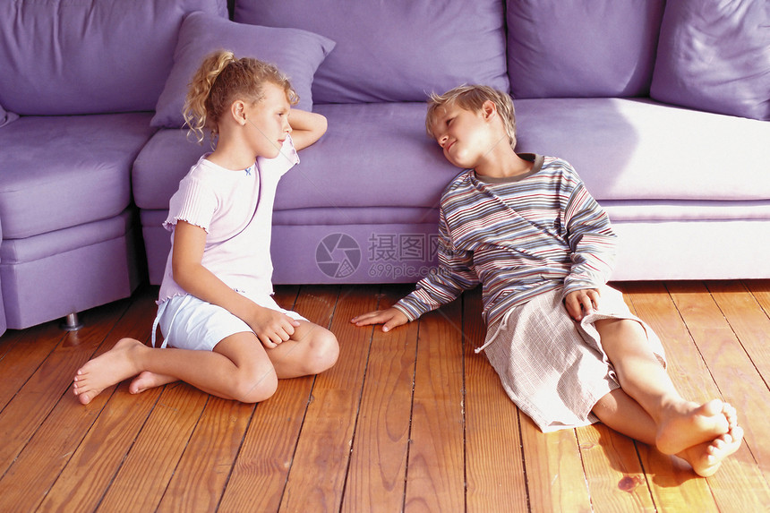 女孩和男孩靠在沙发上图片