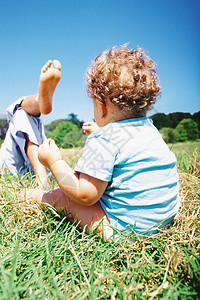 草坪上玩耍的小孩图片
