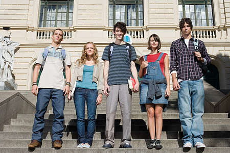 站在大学台阶上的青少年背景图片