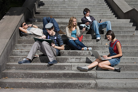 中学生坐在台阶上背景图片