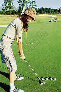 女子打高尔夫球打高尔夫球的女人背景