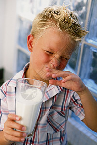 男孩喝牛奶图片