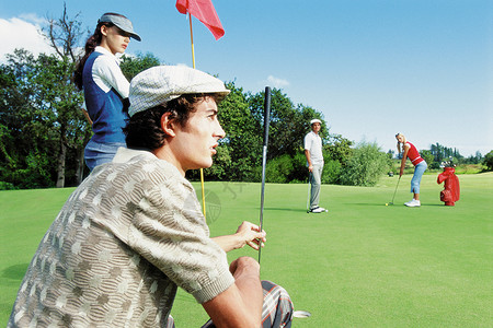 女子打高尔夫球打高尔夫球的男女背景