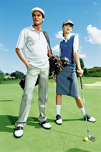 打高尔夫球的男女背景图片