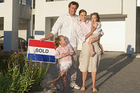 一家人站在屋外和谐高清图片素材