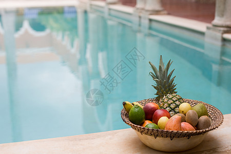游泳池旁边的水果图片
