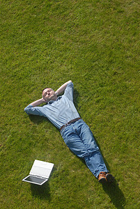在草坪上休息的人图片