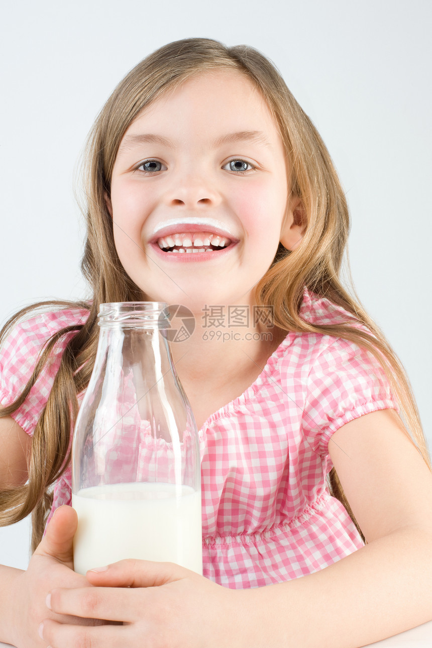 带着一瓶牛奶的女孩图片