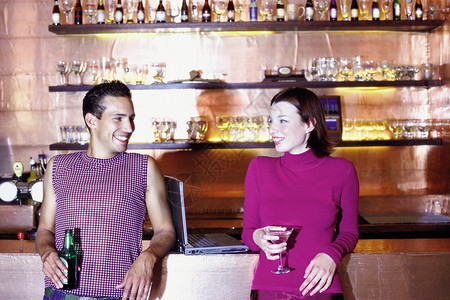 在酒吧喝酒的男女图片