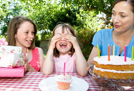 10岁生日等待蛋糕和礼物的小女孩背景