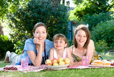 三个苹果野餐时的母女背景