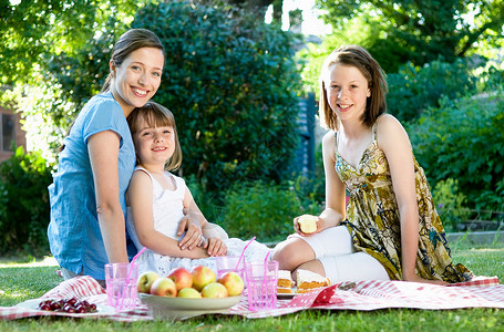 三个苹果野餐的母女背景