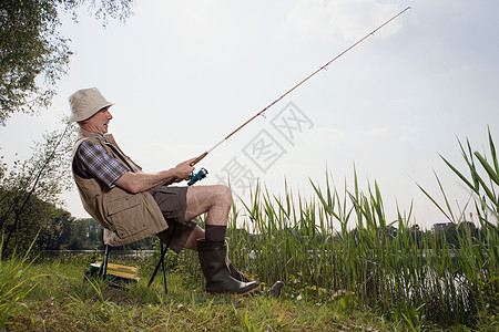 一个帽子老人钓鱼背景