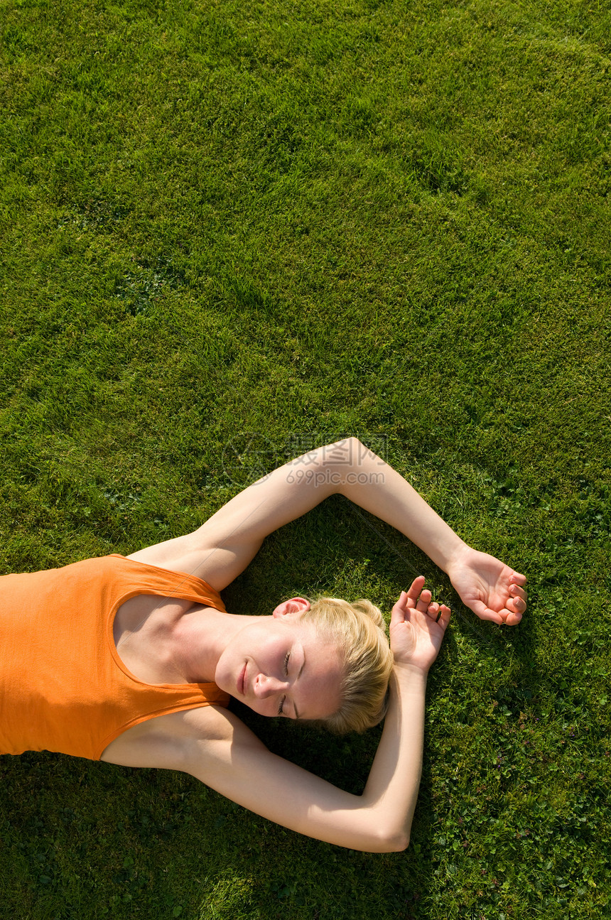 躺在草地上的女人图片