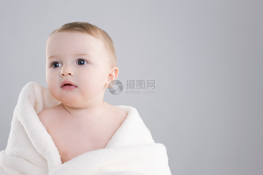 裹着毯子的婴儿图片