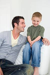 爸爸和儿子在沙发上男孩高清图片素材