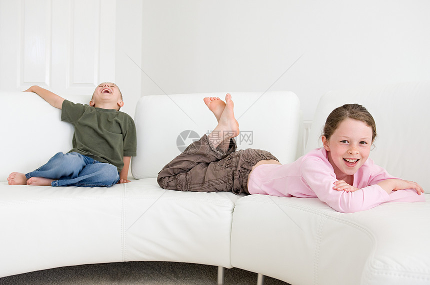 孩子们在沙发上休息图片