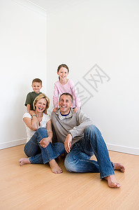 一家人坐在地板上室内高清图片素材