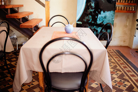 餐馆的空桌子图片