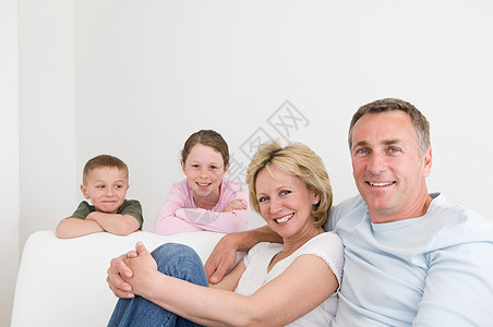 躺在沙发上的一家人家庭高清图片素材